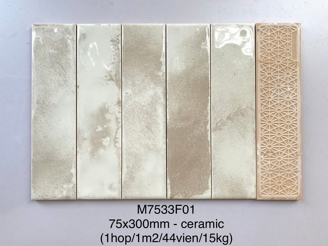 Gạch thẻ Trung Quốc, Trắng loang bóng lượn, KT 75x300 mm, M7533F01 (1 hộp/ 44 viên/ 0.99m2)