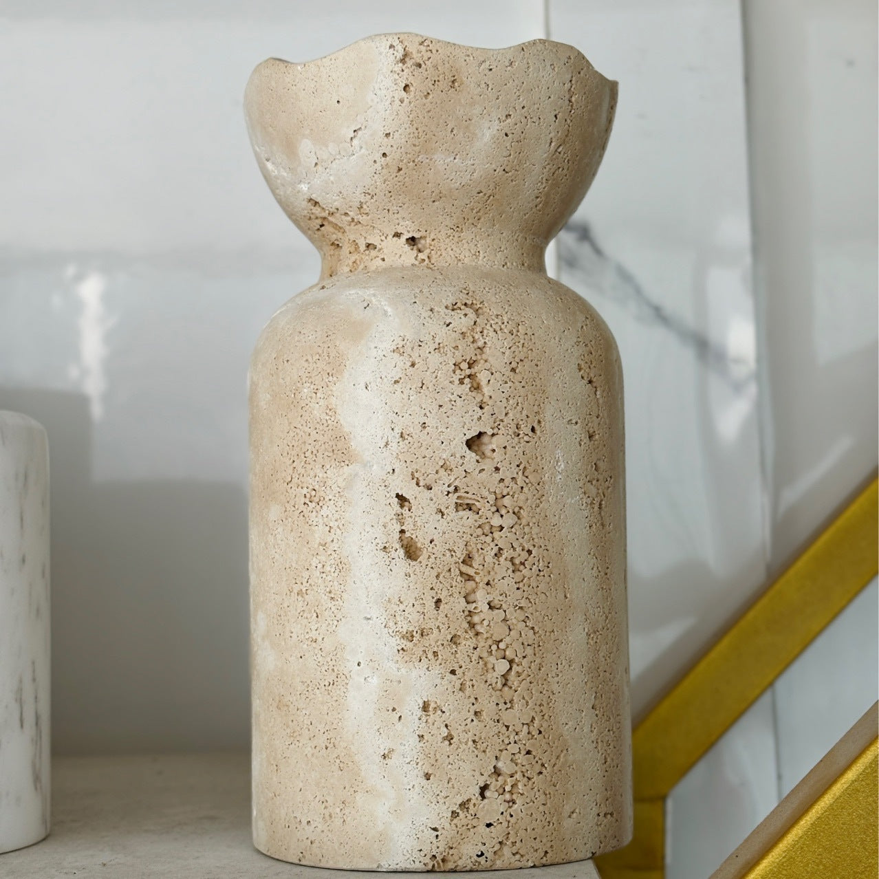 Giá nến đèn xông tinh dầu hiện đại đá Travertine trắng kem, đế đá cẩm thạch đánh bóng, hình cầu hoặc hình trụ nhỏ.