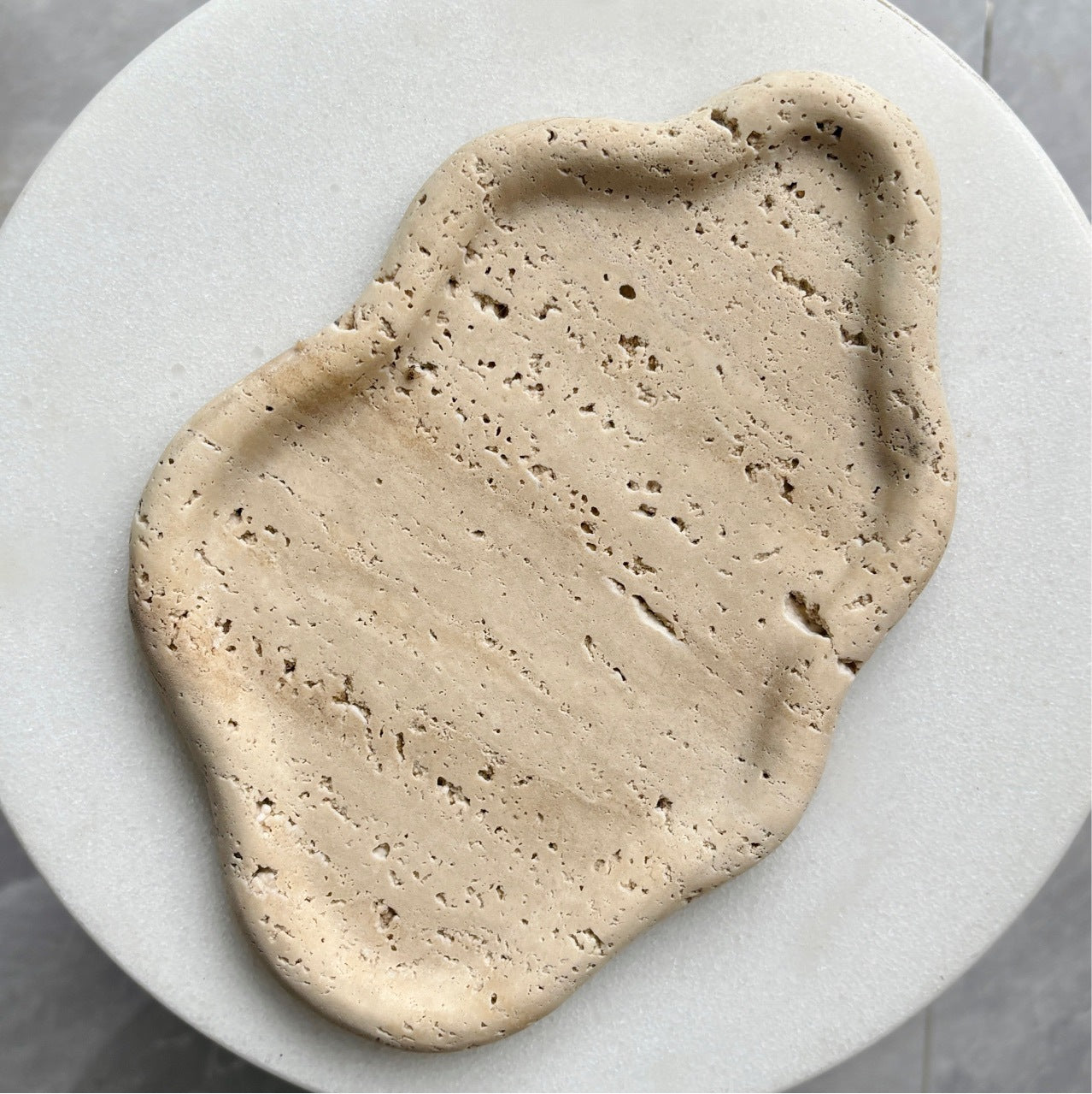 Giá nến đèn xông tinh dầu hiện đại đá Travertine trắng kem, đế đá cẩm thạch đánh bóng, hình cầu hoặc hình trụ nhỏ.