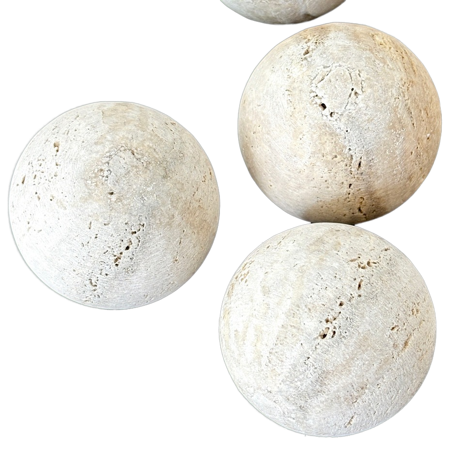 Giá nến đèn xông tinh dầu hiện đại đá Travertine trắng kem, đế đá cẩm thạch đánh bóng, hình cầu hoặc hình trụ nhỏ.