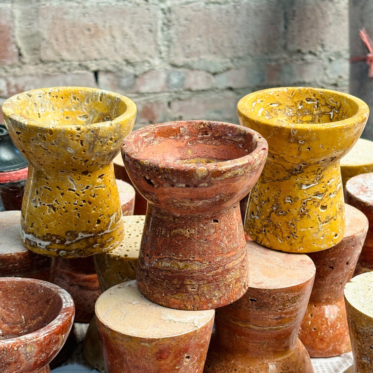 Giá nến đèn xông tinh dầu hiện đại đá Travertine trắng kem, đế đá cẩm thạch đánh bóng, hình cầu hoặc hình trụ nhỏ.